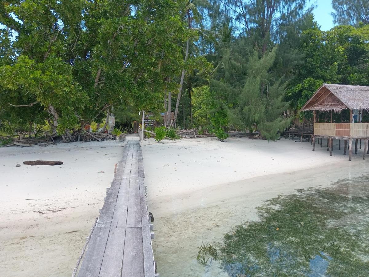 Meos Ambower Homestay Raja Ampat Fam Екстер'єр фото
