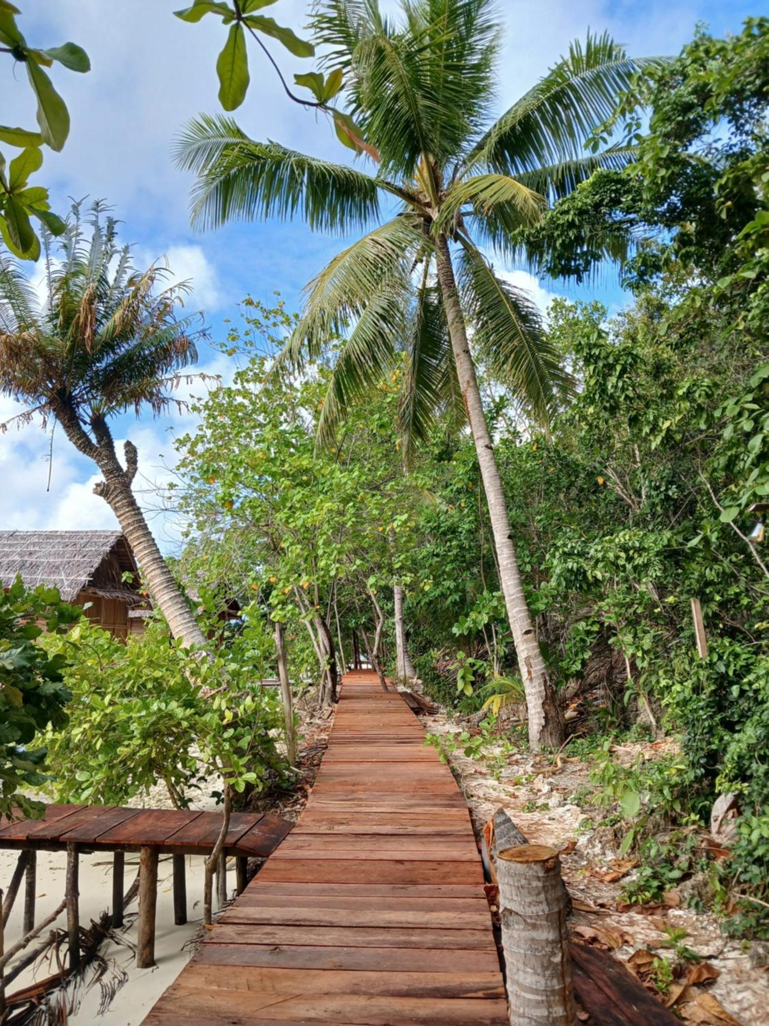Meos Ambower Homestay Raja Ampat Fam Екстер'єр фото