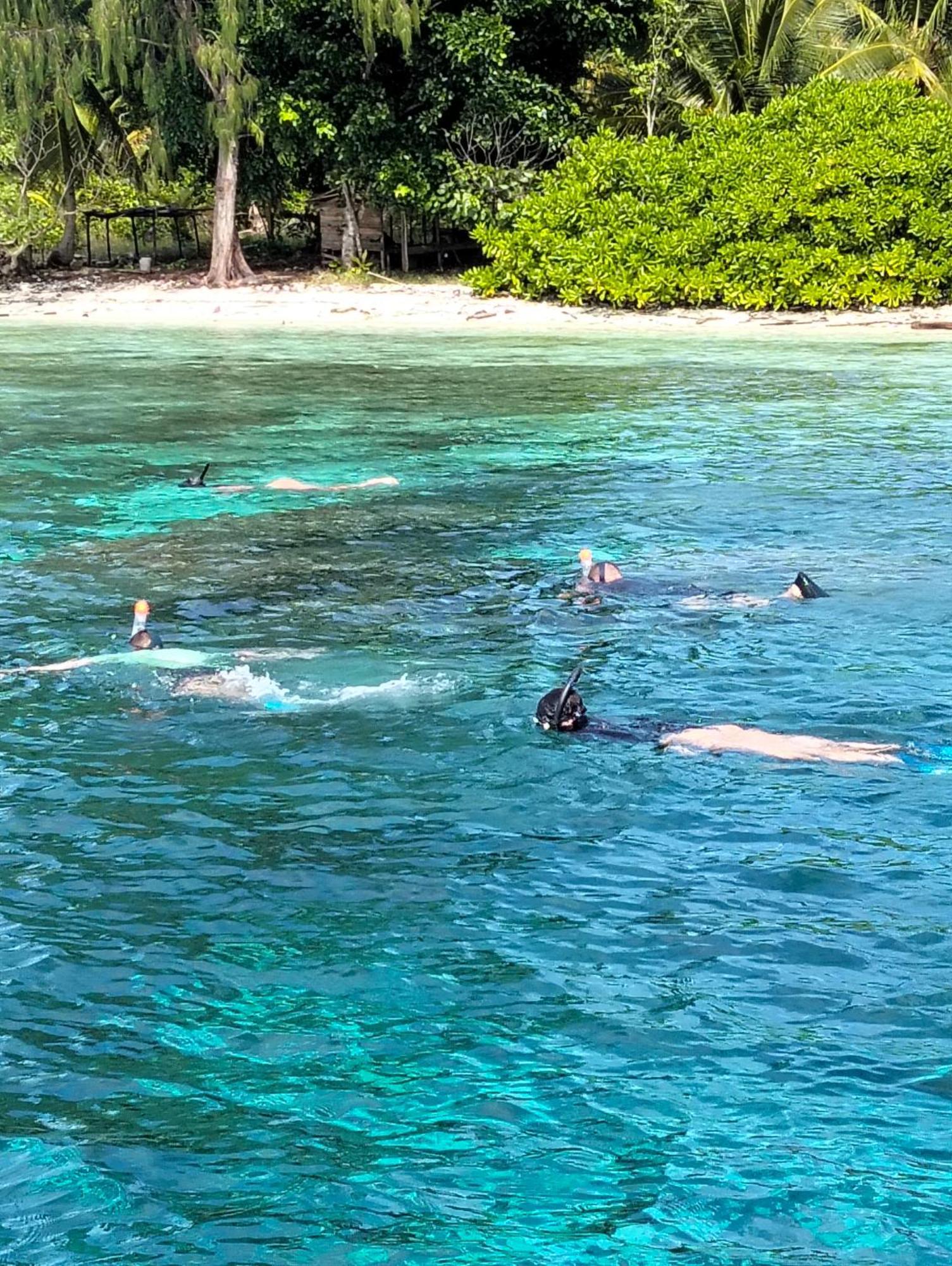 Meos Ambower Homestay Raja Ampat Fam Екстер'єр фото
