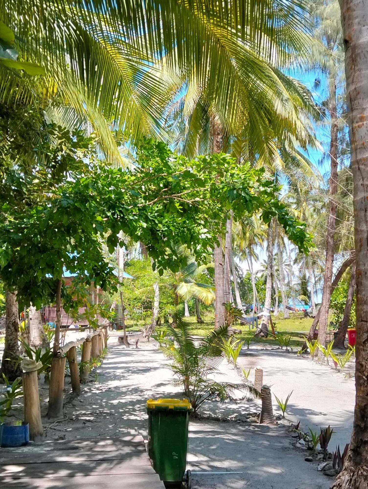 Meos Ambower Homestay Raja Ampat Fam Екстер'єр фото